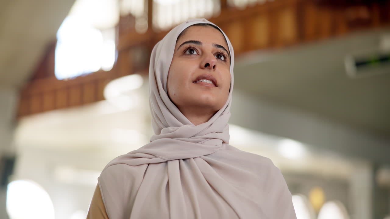 히자브 를 입은 여자 가 기도 하고 있다