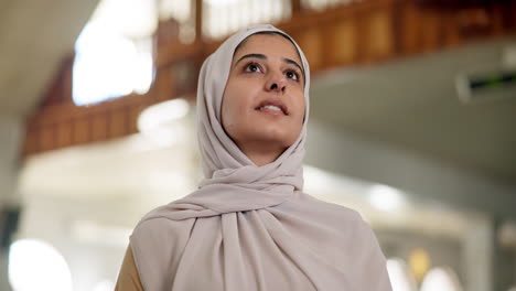 mujer con hijab orando