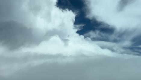 Vista-Aérea-De-Un-Cielo-Nublado-En-Busca-De-Un-Espacio-Para-Pasar