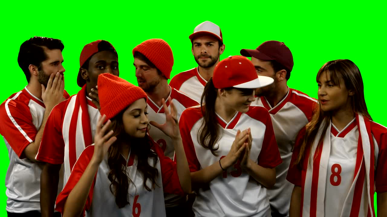 grupo de amigos viendo un partido de fútbol