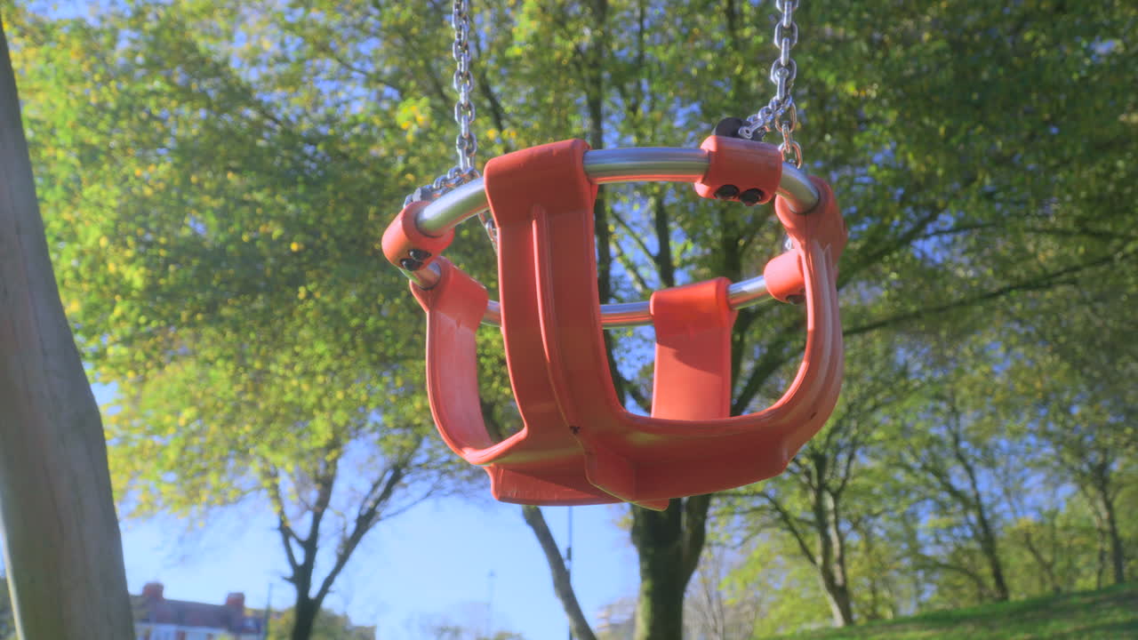 천천히 움직이는  ⁇ 은 가을 오후에 비어있는 놀이터 스 ⁇