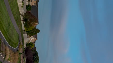 panoramische time-lapse van een park in een voorstedelijke gemeenschap van zonsondergang tot de maan die boven de buurt oprijst - verticale oriëntatie