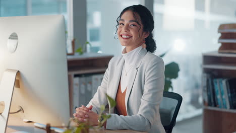 Retrato-De-Mujer-En-El-Escritorio-Con-La-Computadora