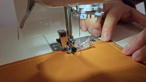 proceso de creación de colchas de patchwork - primer plano de la máquina de coser durante la cosida