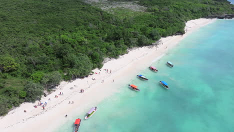 Draufsicht-Auf-Strand-Und-Klares-Grünes-Wasser-An-Der-Tropischen-Meeresküste-Mit-Sandstrand