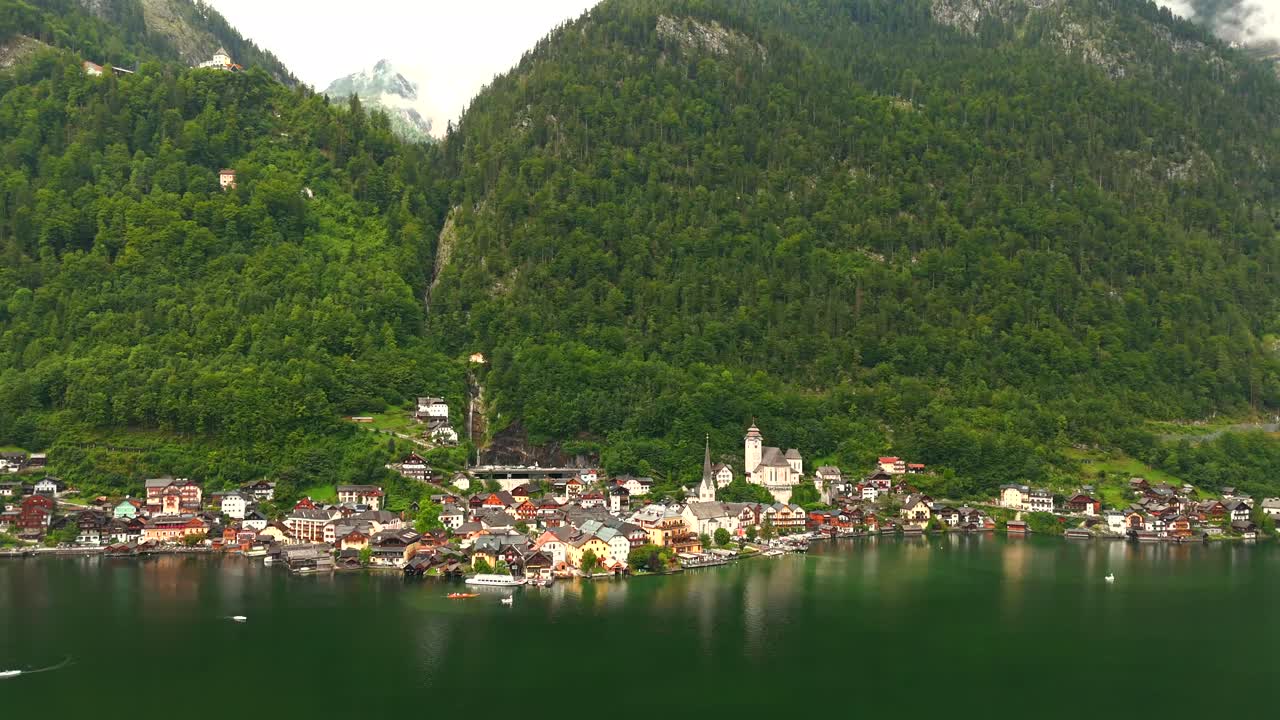 Letecký pohled na Hallstatt v Rakousku, zachycený dronem, ukazující jeho malebné domy u jezera, majestátní hory a jedinečné kouzlo této okouzlující alpské vesnice.