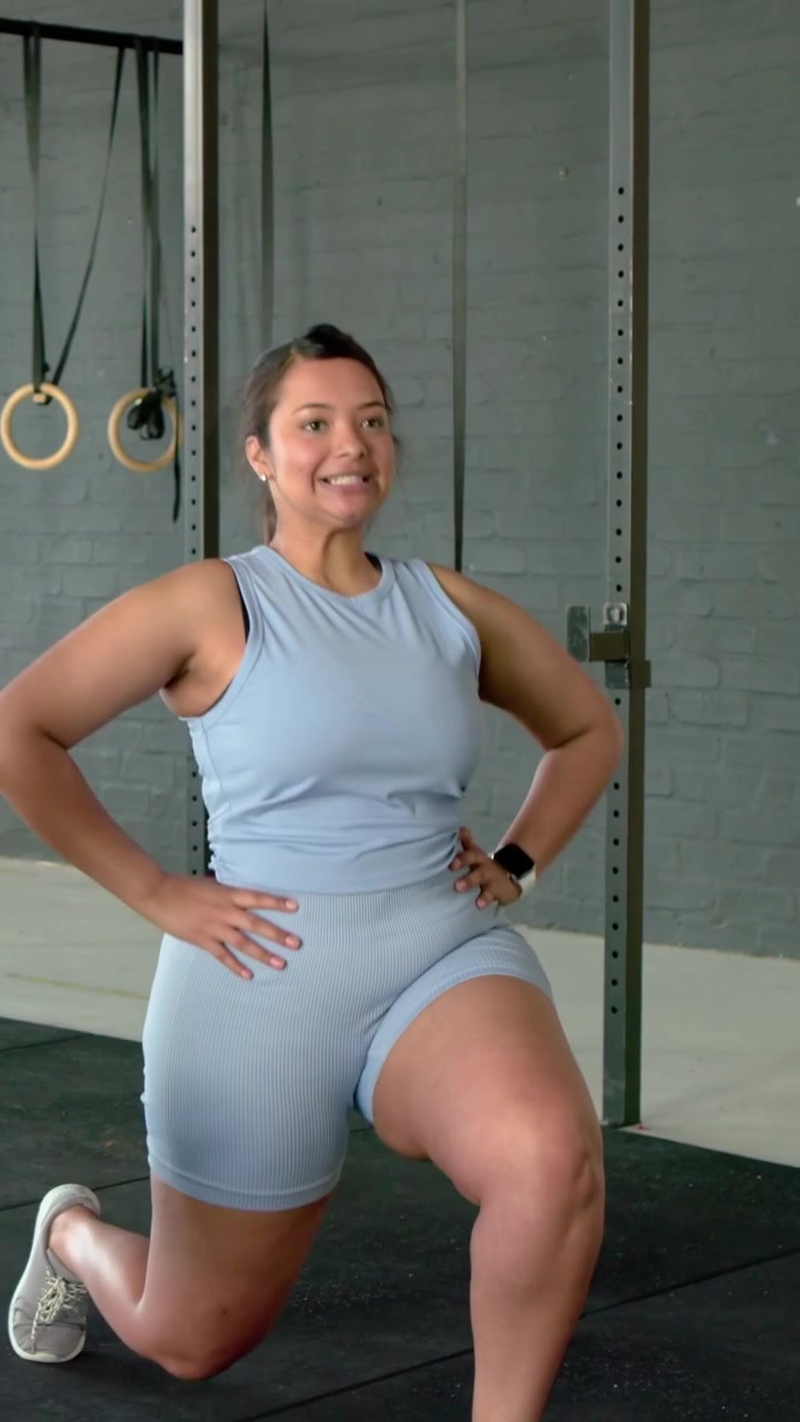 Video verticale: Clip iniziale che mostra donne in rosa e blu che fanno affondi in palestra per l'allenamento, anelli
