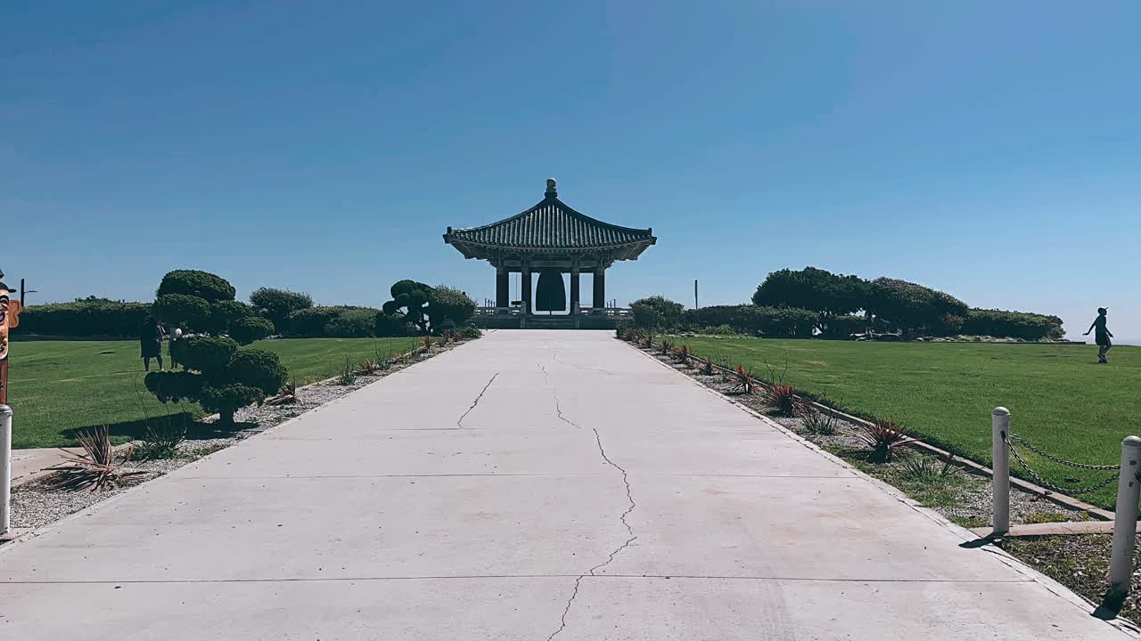 공원 에 있는 종 이 있는 평화로운 파빌리온