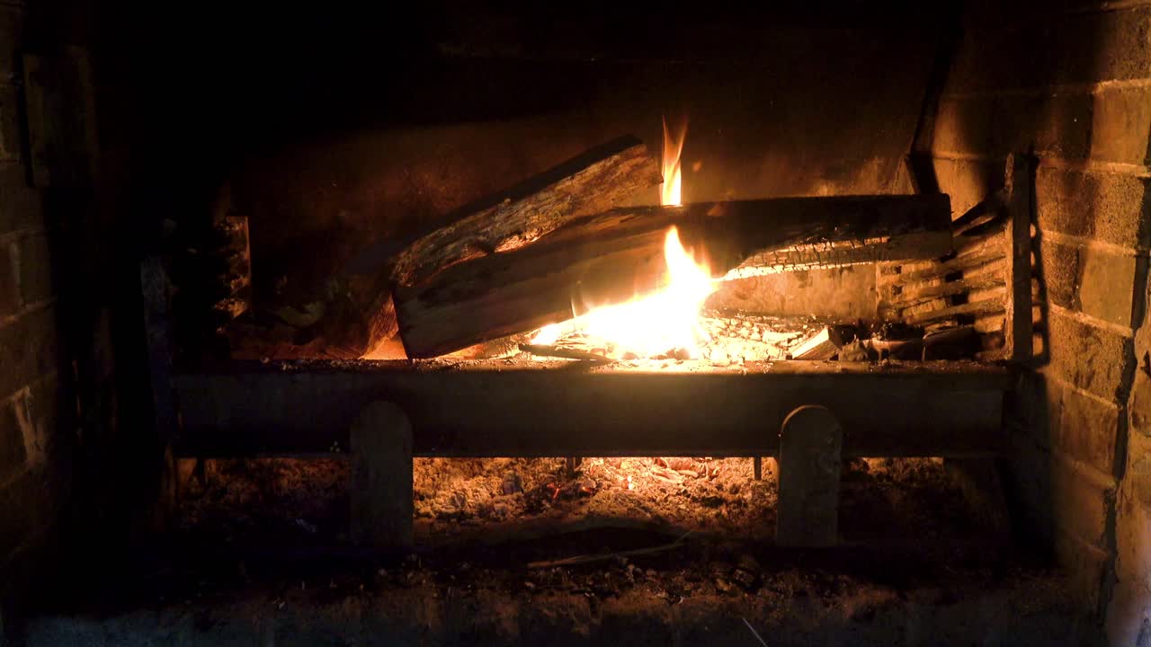 새로 추가된 목재는 아늑한 벽난로에서 막 타기 시작했습니다.