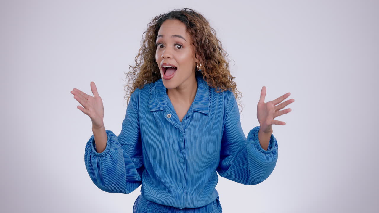 espacio, manos y rostro de mujer en el estudio para el tamaño