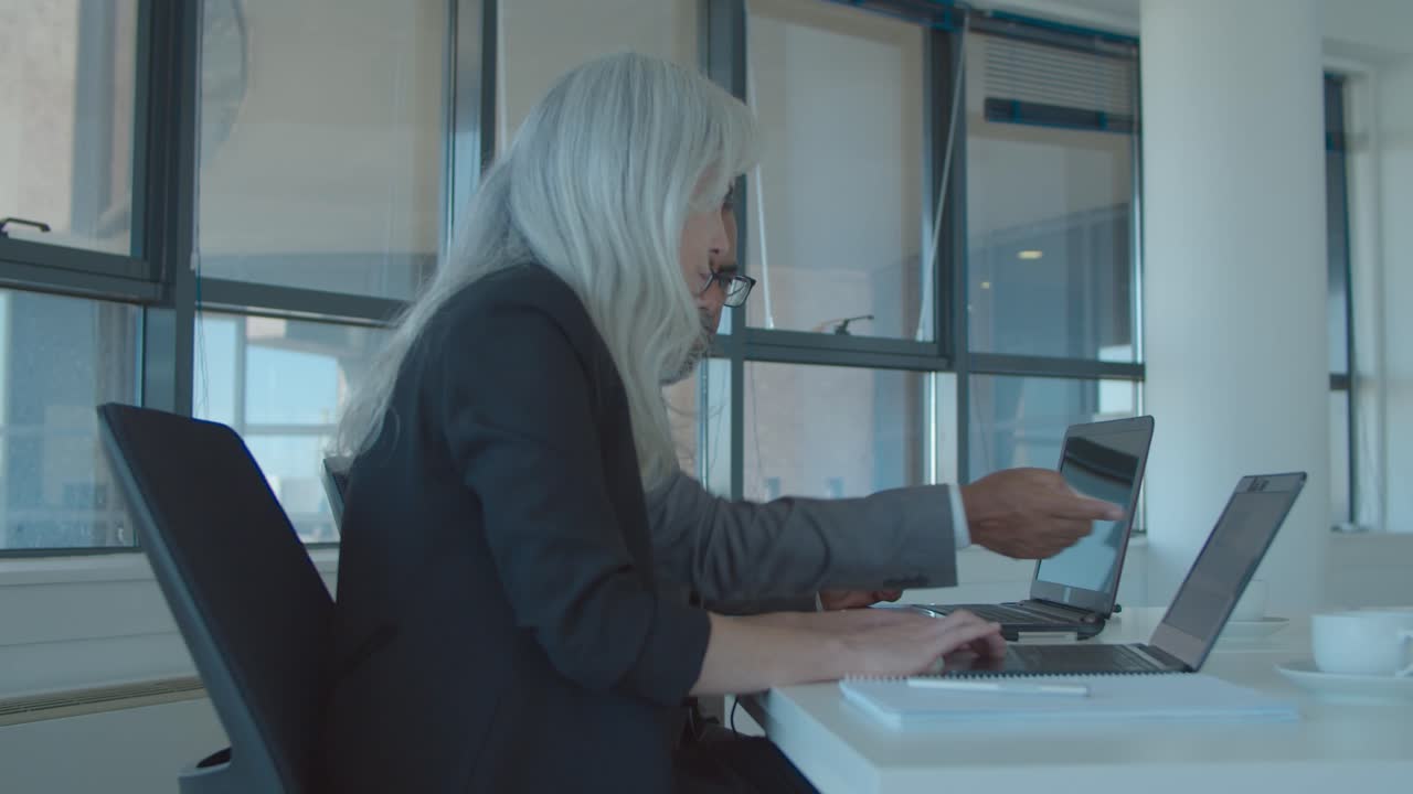 manager dell'azienda e dirigente guardano e discutono il contenuto