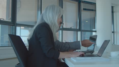 gerente de la compañía y ejecutivo viendo y discutiendo el contenido