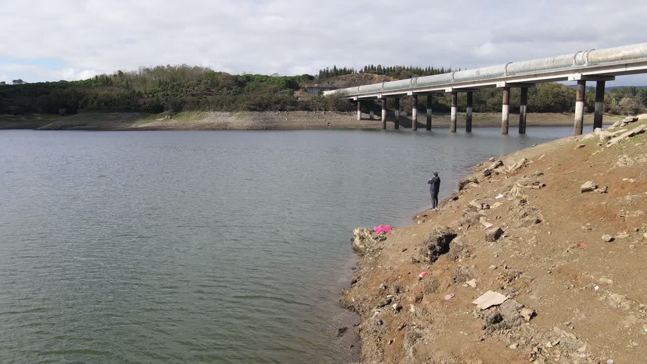 호수에서 낚시하는 청년