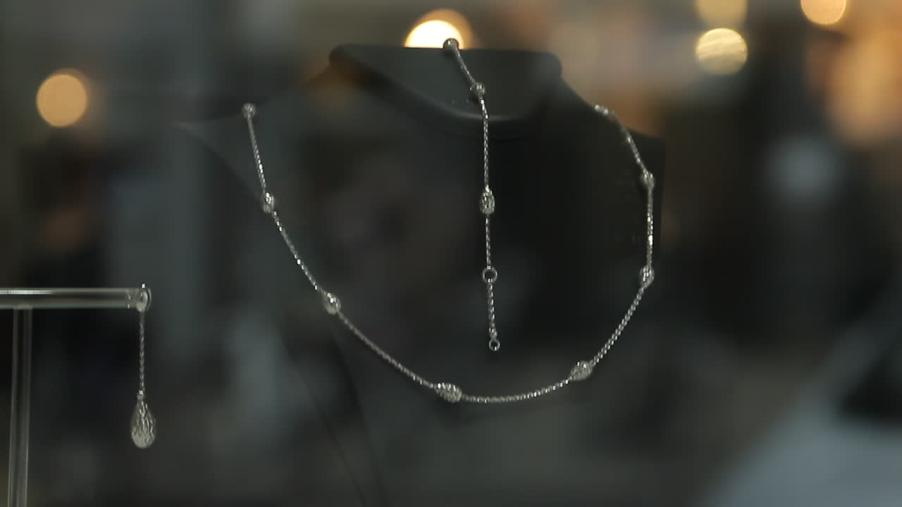 상점 창문 에 있는 목걸이 의 손잡이