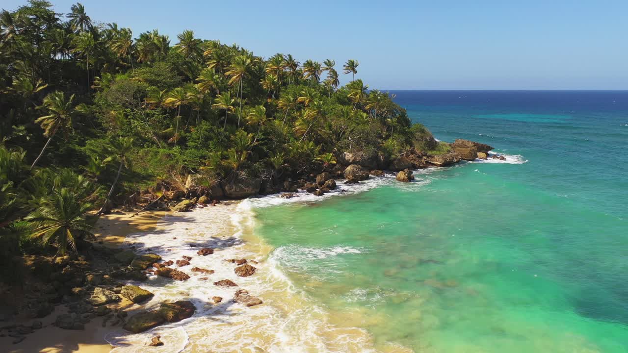 Onde che si infrangono sulla spiaggia paradisiaca di Nagua
