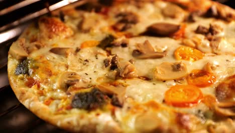 close up de pizza en un horno