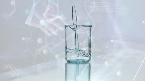 animación de la cadena de adn y procesamiento de datos sobre un vaso con líquido