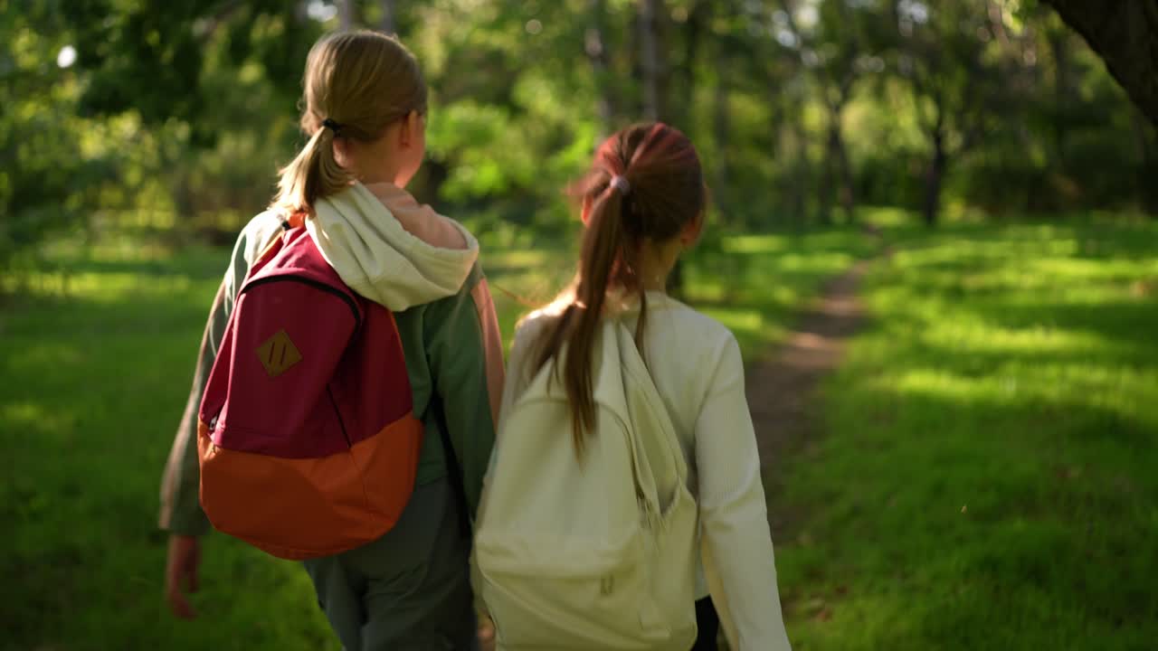 두 소녀가 공원에서 하이킹을 하고 있다.