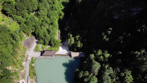 Agua-Turquesa-Del-Lago-Klammsee-Bajo-El-Clima-De-Verano-En-Kaprun,-Austria