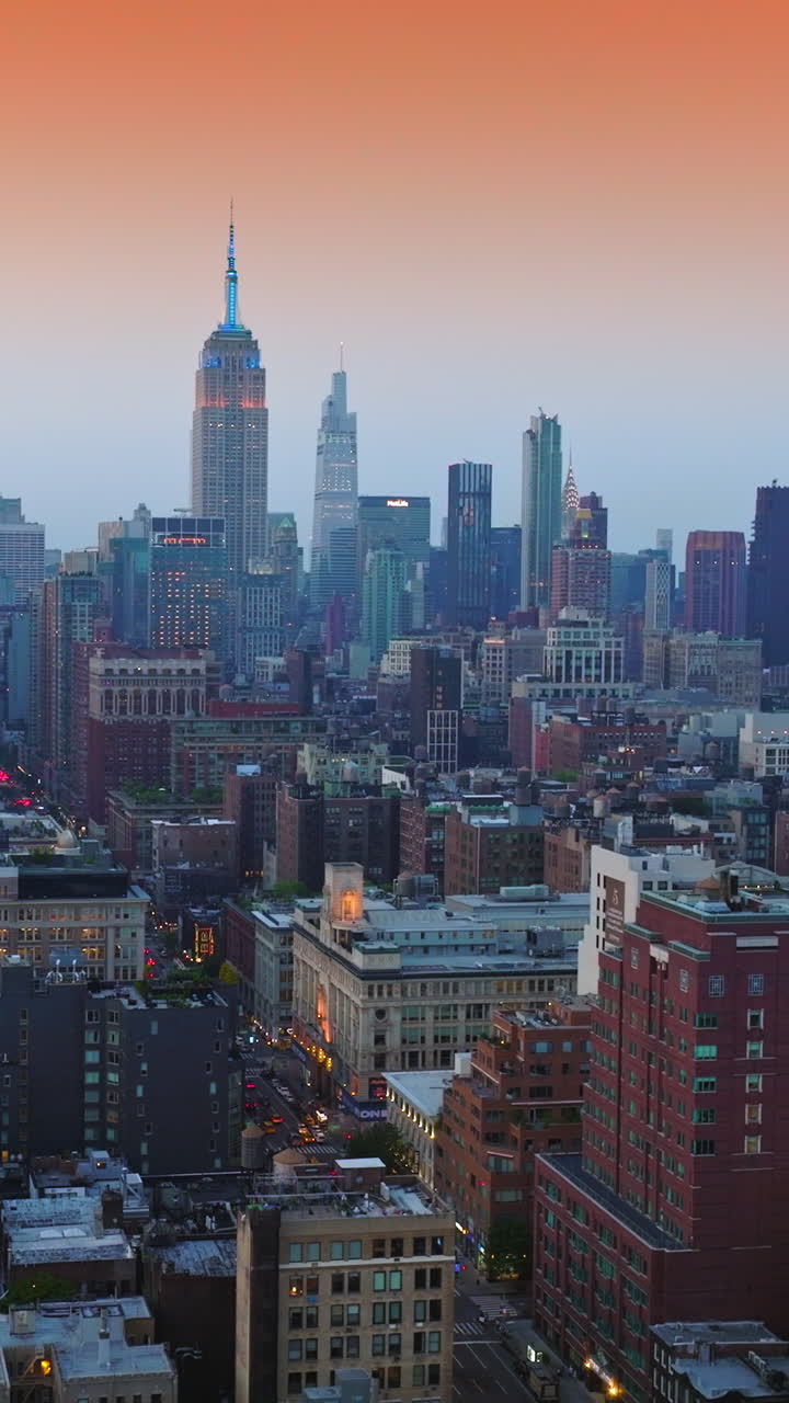 Wonderful and varied New York panorama in the coming evening. Impressive skyscrapers at the backdrop of pink skies. Vertical video