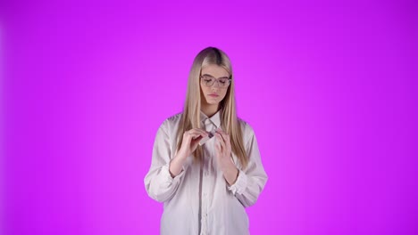 la adolescente zorra está molesta, limpiando sus uñas, manicura, fondo rosa aislado