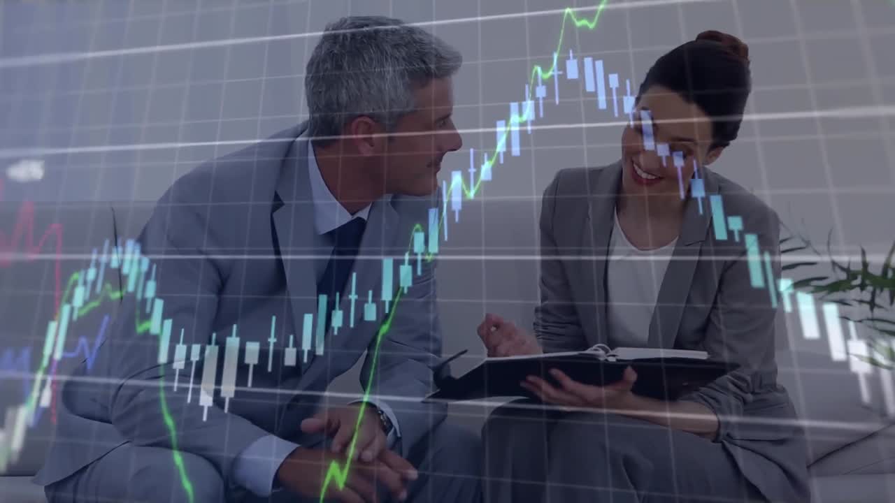 animación de procesamiento de datos sobre hombre de negocios caucásico y mujer de negocios discutiendo en la oficina.