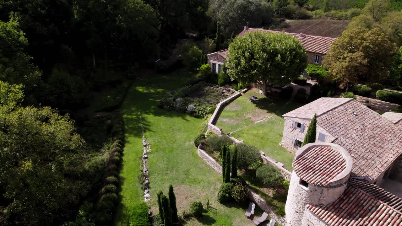 Aerial establishing shot of a large villa in Goult with its own private pool