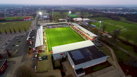 Hoher-Ausleger-Des-Fußballstadions-Mit-Großen-Flutlichtern,-Die-Das-Feld-Beleuchten