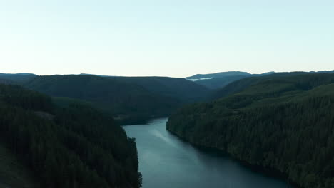 Eine-Drohnenaufnahme-Des-Clackamas-River-In-Oregon-Bei-Sonnenaufgang-Mit-Einem-Felsvorsprung-Im-Vordergrund