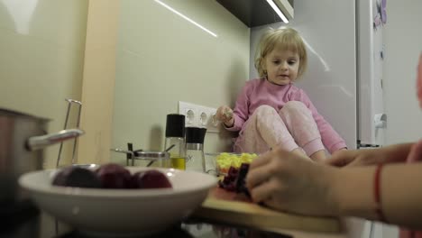 Linda-Niña-Cocinando-Con-Su-Madre.-Pequeña-Hija-Con-Madre-Juntos