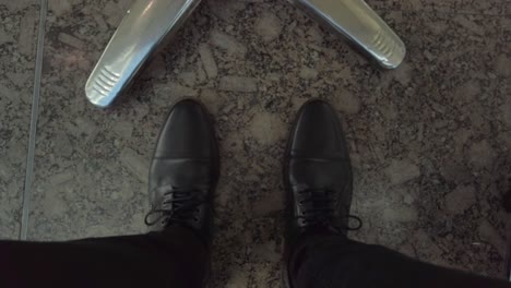 golpeteo de zapatos negros, esperando una reunión de negocios en el vestíbulo