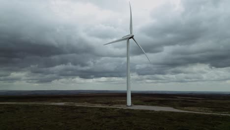 drone-luchtvideo van een windpark en windturbines die draaien in de wind-1