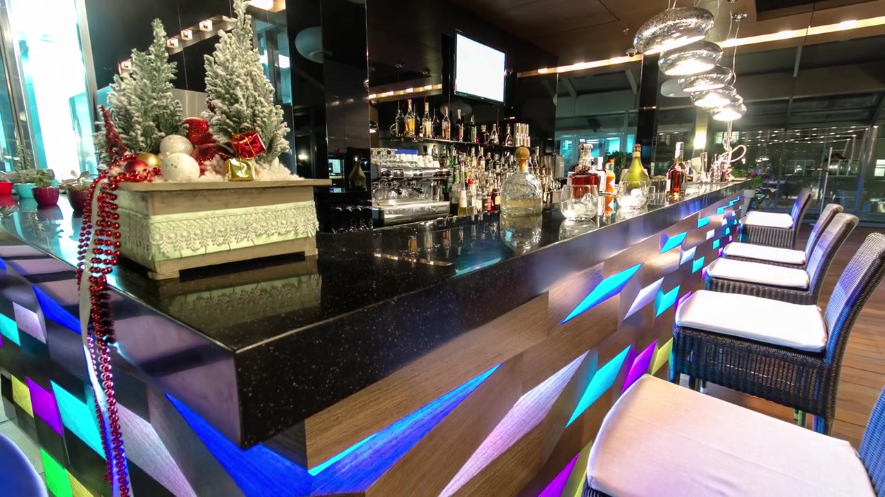 Interno di un nuovissimo ristorante e bar europeo, timelapse hyperlapse con tavoli apparecchiati e bevande in movimento in bicchieri in stop-motion