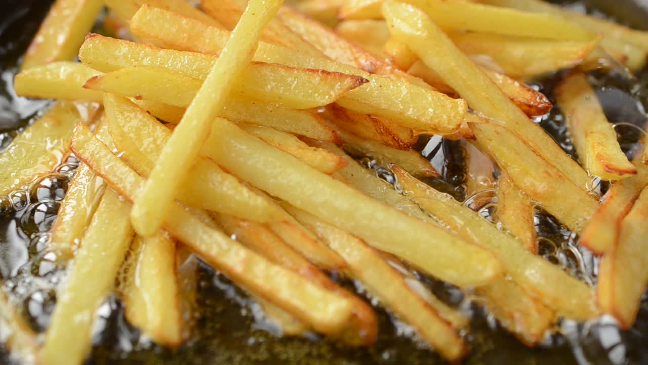 Pommes frites in einer Bratpfanne. Wir braten Pommes frites.