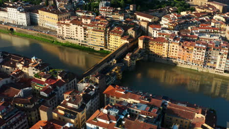 ponte vecchio bridge sunrise, florencia, italia. vista aérea