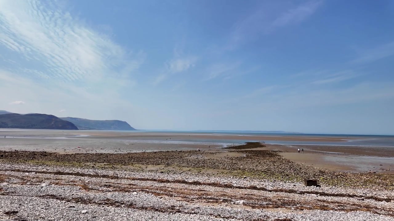 West Shore-stranden i Llandudno, Wales, lavvann i Irskesjøen, Storbritannia, sommersesong