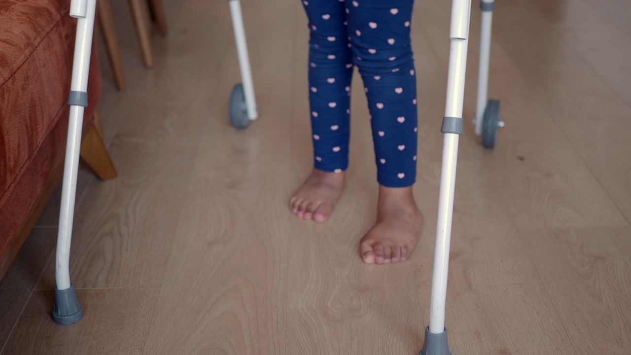 En baby som lærer å gå med en gåstol