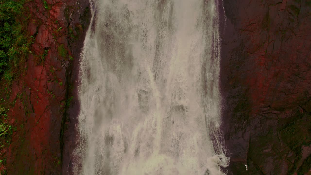fotografía aérea de la cascada de bijagual en la provincia de puntarenas, costa rica hora de la puesta del sol