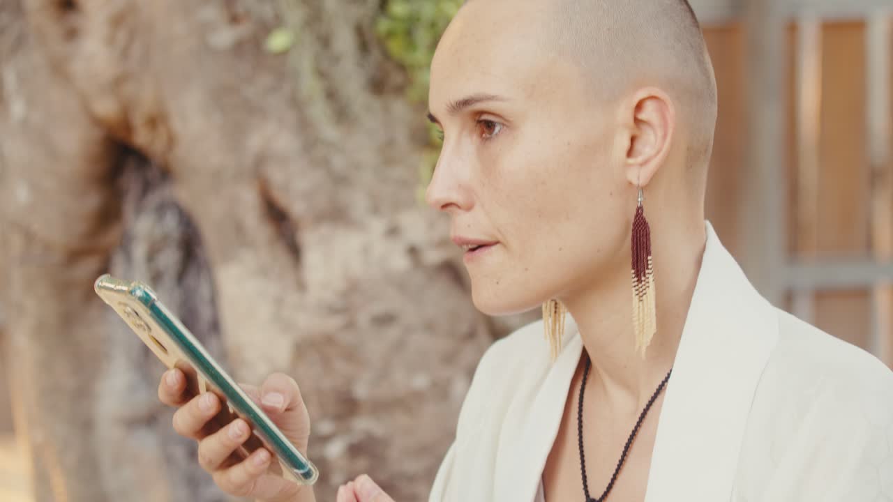 mujer usando teléfono inteligente al aire libre