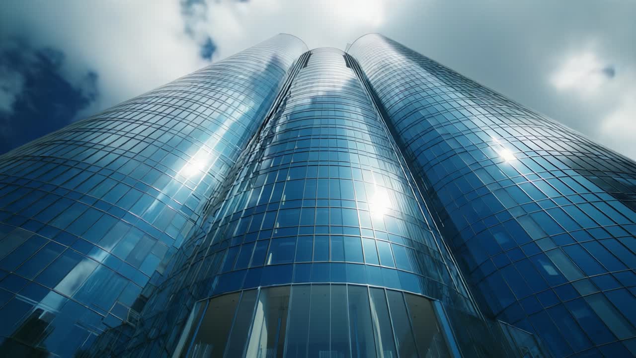 Uma Vista Majestosa da Arquitetura Moderna Apresentando Arranha-Céus de Vidro Refletindo o Céu e as Nuvens, Capturada de uma Perspectiva Ascendente em um Dia Claro