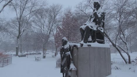 estado de dickens en el parque clark durante la tormenta de nieve