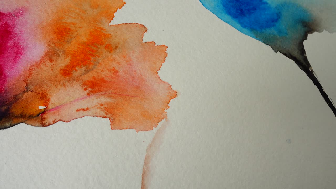 Astrazione a forma di fiori dipinti con un acquerello.