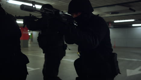 SWAT-team-protecting-building