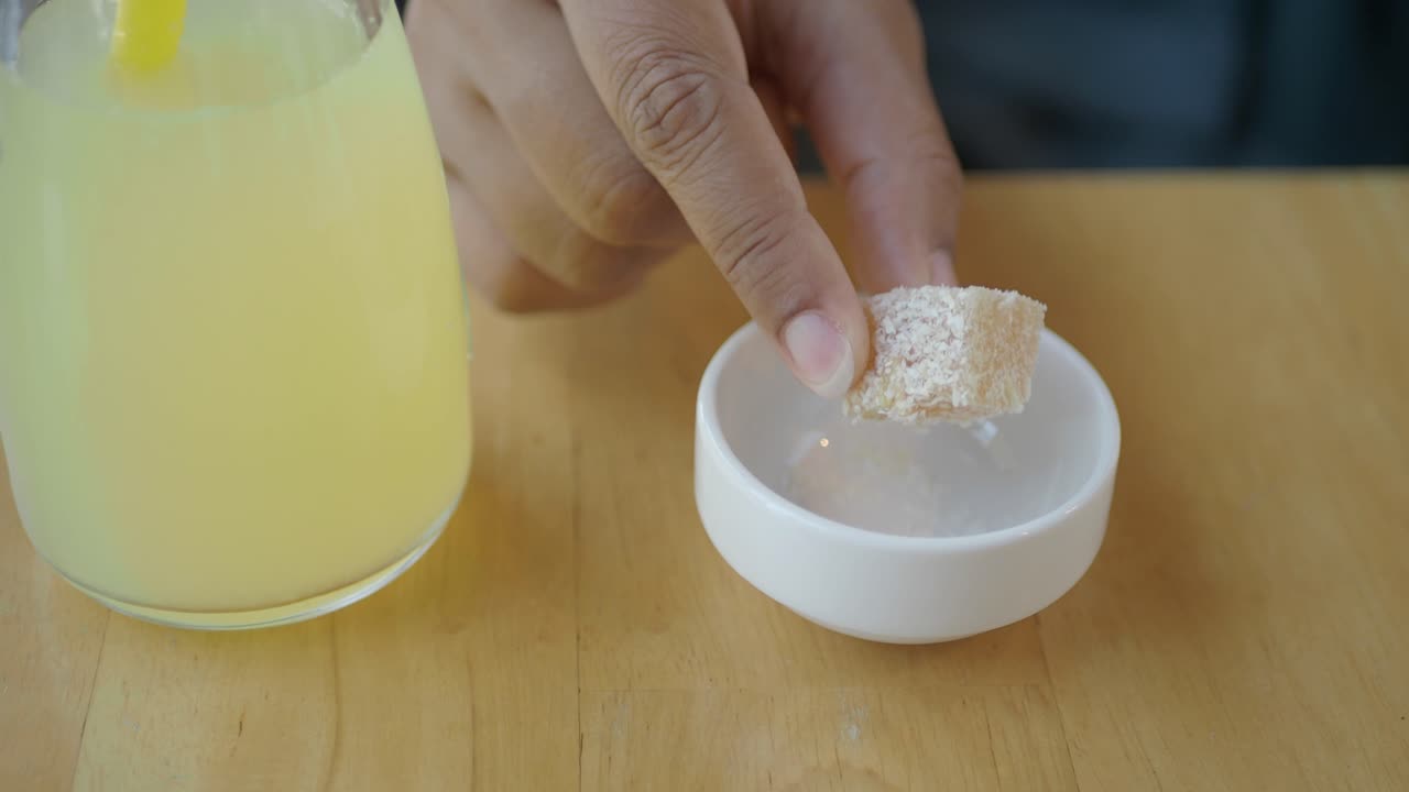 close up de delicias turcas en un cuenco blanco con limonada en el fondo
