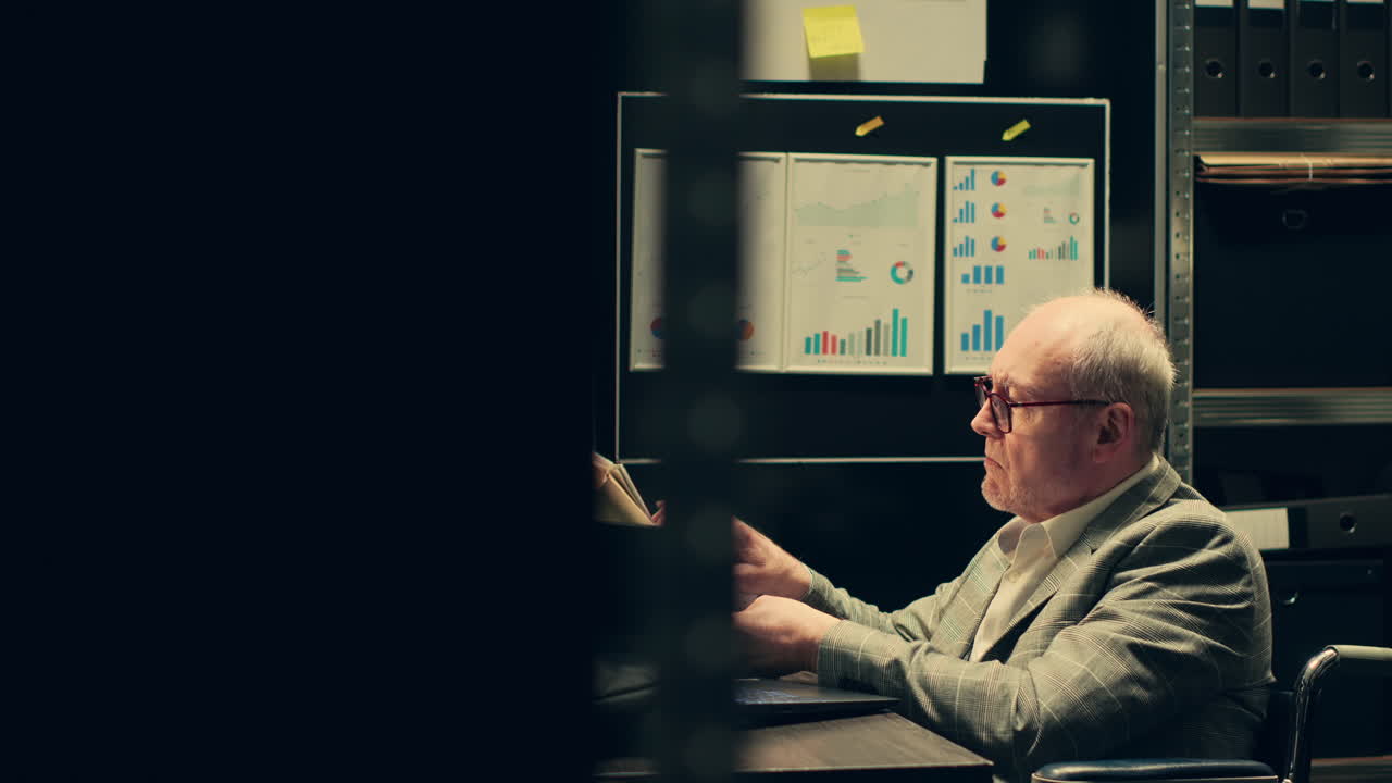 inspector privado utiliza la tecnología web para acceder a archivos y bases de datos digitales