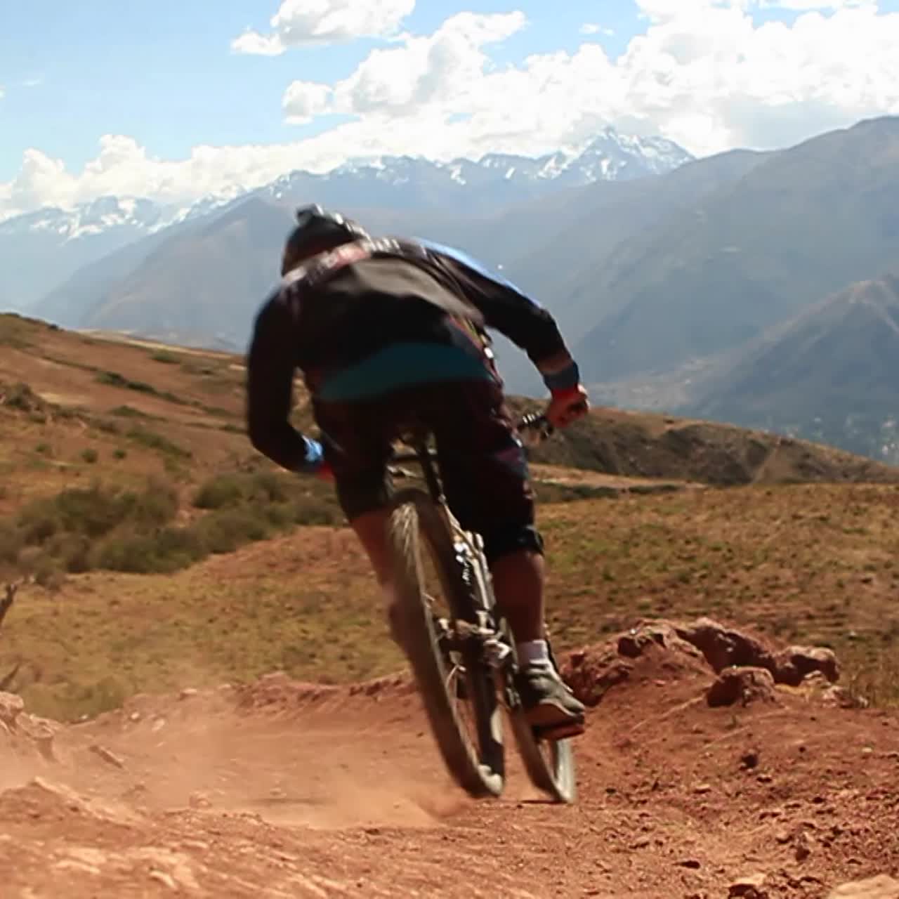 pan más ancho a medida que la bicicleta desciende por las colinas del sendero en la parte posterior