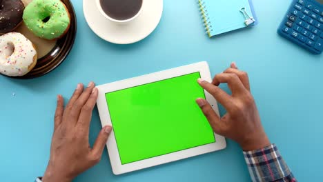 vista superior de un hombre de negocios usando una tableta digital en el escritorio de la oficina