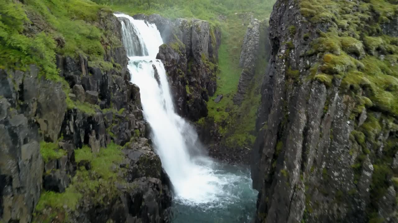 dramática cascada en un paisaje montañoso