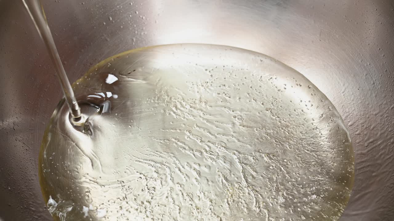 sartén profunda precalentada y luego se vierte aceite de cocina para freír pollo o pescado