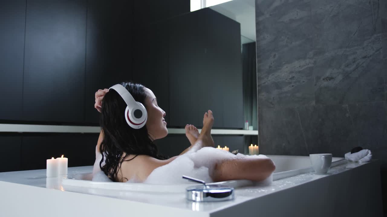 쉬는 시간을 즐기는 젊은 여성